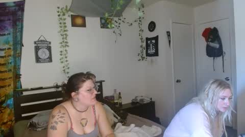 zawmbiemoonz online show from April 14, 6:44 pm