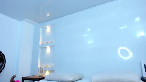 Zenda Evans online show from October 27, 4:01 am