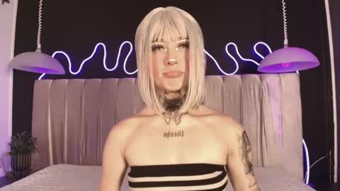 zhally_dee online show from April 1, 7:55 pm