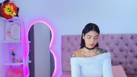 zoe_kravitx_ online show from February 6, 3:43 am