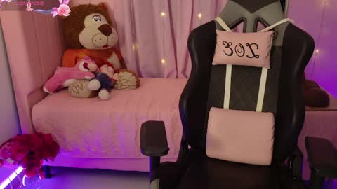 zoe_sullivan_ online show from June 1, 9:10 am
