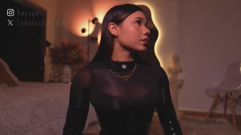 zoevidal_ online show from March 9, 12:32 pm